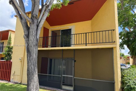 Condo in Miami, Florida, 3 bedrooms  № 2074802 - photo 2