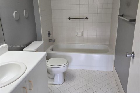 Condo in Pembroke Pines, Florida, 1 bedroom  № 1817630 - photo 4
