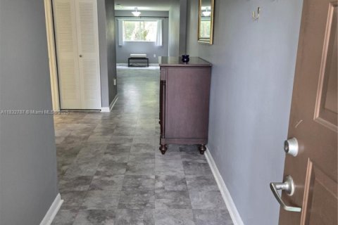 Condo in Pembroke Pines, Florida, 1 bedroom  № 1817630 - photo 1