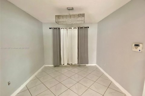 Villa ou maison à louer à Hollywood, Floride: 3 chambres, 206.71 m2 № 1922424 - photo 3