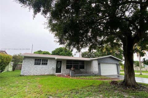 Villa ou maison à louer à Hollywood, Floride: 3 chambres, 206.71 m2 № 1922424 - photo 1