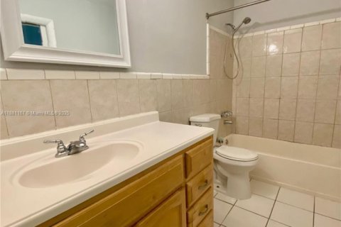 Villa ou maison à louer à Hollywood, Floride: 3 chambres, 206.71 m2 № 1922424 - photo 7