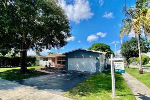 Villa ou maison à louer à Hollywood, Floride: 3 chambres, 206.71 m2 № 1922424 - photo 2