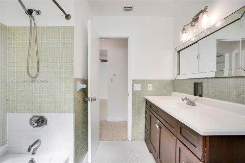 Villa ou maison à louer à Surfside, Floride: 2 chambres, 164.9 m2 № 2174380 - photo 17