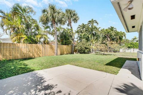 Villa ou maison à louer à Surfside, Floride: 2 chambres, 164.9 m2 № 2174380 - photo 20