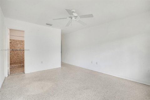 Villa ou maison à louer à Surfside, Floride: 2 chambres, 164.9 m2 № 2174380 - photo 16