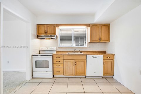 Villa ou maison à louer à Surfside, Floride: 2 chambres, 164.9 m2 № 2174380 - photo 8