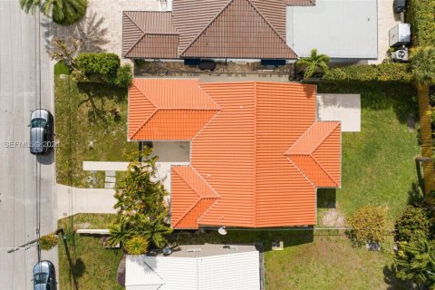 Villa ou maison à louer à Surfside, Floride: 2 chambres, 164.9 m2 № 2174380 - photo 25