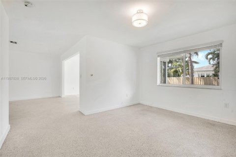 Villa ou maison à louer à Surfside, Floride: 2 chambres, 164.9 m2 № 2174380 - photo 5
