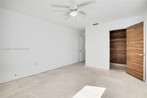 Villa ou maison à louer à Surfside, Floride: 2 chambres, 164.9 m2 № 2174380 - photo 15