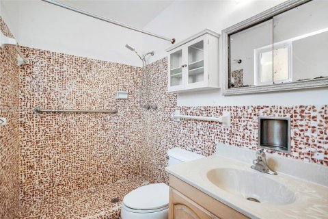 Villa ou maison à louer à Surfside, Floride: 2 chambres, 164.9 m2 № 2174380 - photo 13