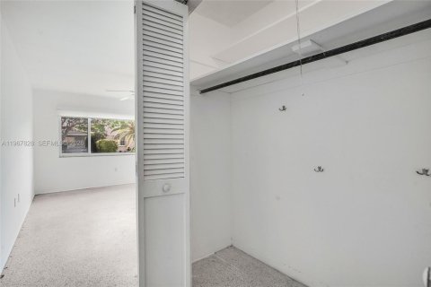 Villa ou maison à louer à Surfside, Floride: 2 chambres, 164.9 m2 № 2174380 - photo 12
