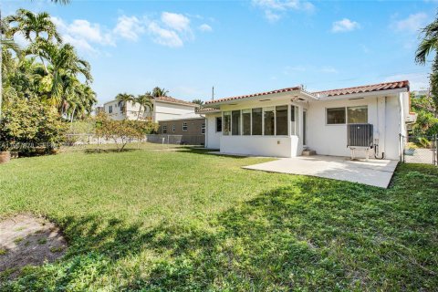 Villa ou maison à louer à Surfside, Floride: 2 chambres, 164.9 m2 № 2174380 - photo 19