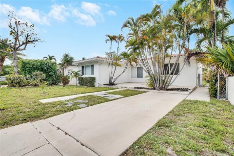 Villa ou maison à louer à Surfside, Floride: 2 chambres, 164.9 m2 № 2174380 - photo 2