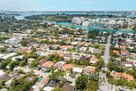 Villa ou maison à louer à Surfside, Floride: 2 chambres, 164.9 m2 № 2174380 - photo 23