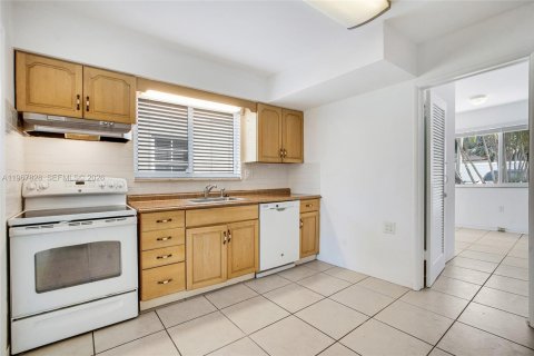 Villa ou maison à louer à Surfside, Floride: 2 chambres, 164.9 m2 № 2174380 - photo 9