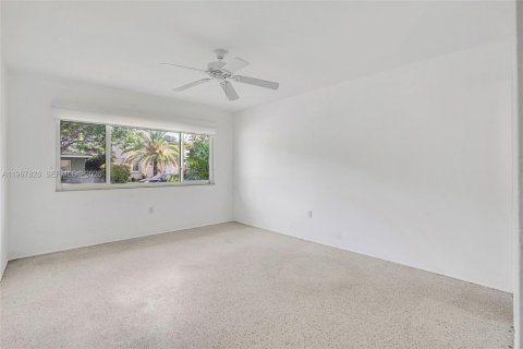 Villa ou maison à louer à Surfside, Floride: 2 chambres, 164.9 m2 № 2174380 - photo 10