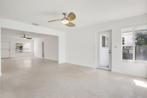 Villa ou maison à louer à Surfside, Floride: 2 chambres, 164.9 m2 № 2174380 - photo 7