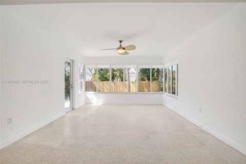 Villa ou maison à louer à Surfside, Floride: 2 chambres, 164.9 m2 № 2174380 - photo 6
