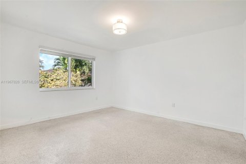 Villa ou maison à louer à Surfside, Floride: 2 chambres, 164.9 m2 № 2174380 - photo 11