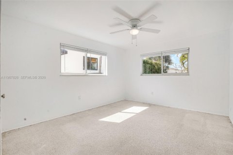 Villa ou maison à louer à Surfside, Floride: 2 chambres, 164.9 m2 № 2174380 - photo 14