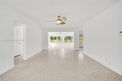Villa ou maison à louer à Surfside, Floride: 2 chambres, 164.9 m2 № 2174380 - photo 3