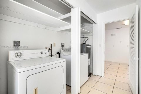 Villa ou maison à louer à Surfside, Floride: 2 chambres, 164.9 m2 № 2174380 - photo 18