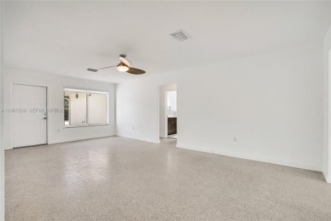 Villa ou maison à louer à Surfside, Floride: 2 chambres, 164.9 m2 № 2174380 - photo 4