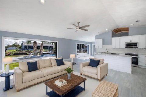 Villa ou maison à vendre à Port Richey, Floride: 3 chambres, 158.68 m2 № 1670158 - photo 11