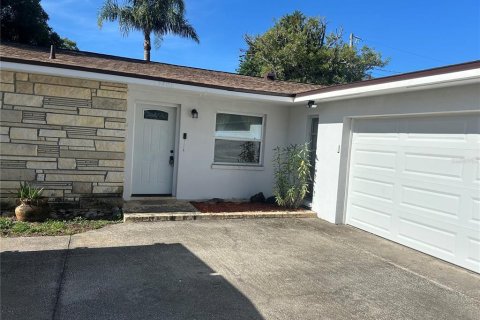 House in Seminole, Florida 2 bedrooms, 122.07 sq.m. № 2298275