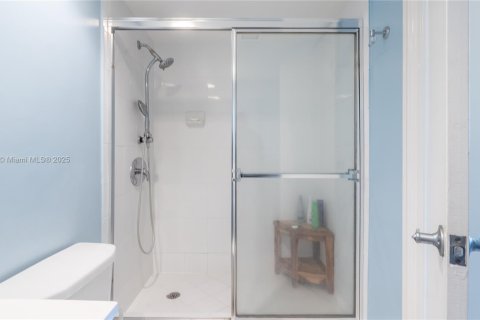 Condo in Hollywood, Florida, 2 bedrooms № 1963583 - photo 17