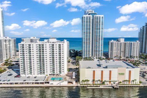 Condo in Hollywood, Florida, 2 bedrooms № 1963583 - photo 30