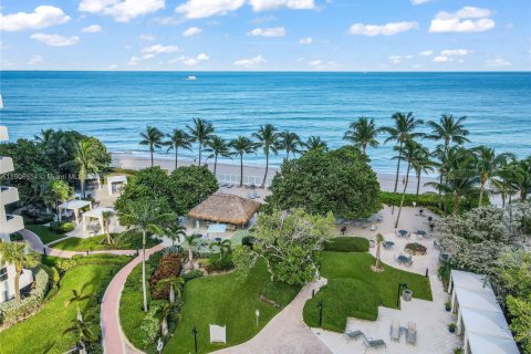 Condo in Hollywood, Florida, 2 bedrooms № 1963583 - photo 28