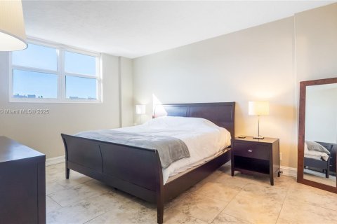 Condo in Hollywood, Florida, 2 bedrooms № 1963583 - photo 11