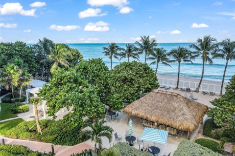 Condo in Hollywood, Florida, 2 bedrooms № 1963583 - photo 27