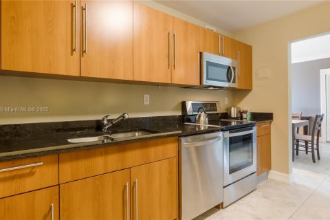 Condo in Hollywood, Florida, 2 bedrooms № 1963583 - photo 10