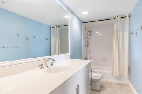 Condo in Hollywood, Florida, 2 bedrooms № 1963583 - photo 19