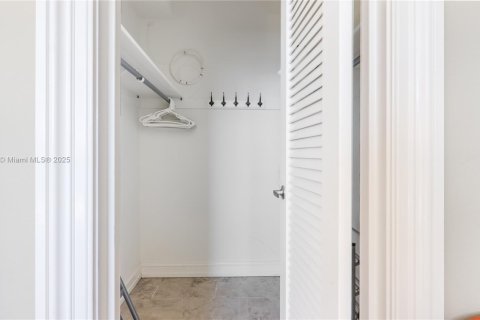 Condo in Hollywood, Florida, 2 bedrooms № 1963583 - photo 21