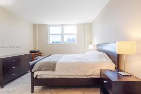 Condo in Hollywood, Florida, 2 bedrooms № 1963583 - photo 12