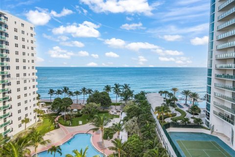 Condo in Hollywood, Florida, 2 bedrooms № 1963583 - photo 1