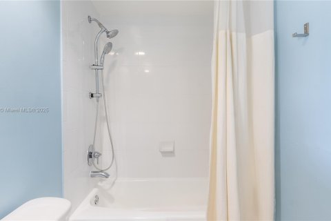 Condo in Hollywood, Florida, 2 bedrooms № 1963583 - photo 18