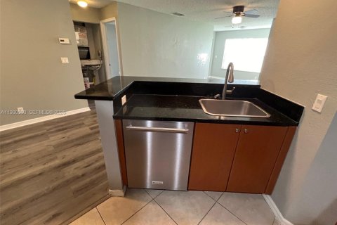 Condo in Margate, Florida, 1 bedroom  № 2024338 - photo 4