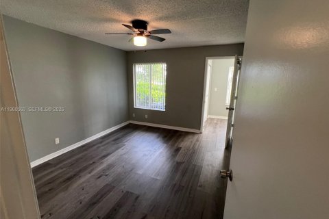Condo in Margate, Florida, 1 bedroom  № 2024338 - photo 12