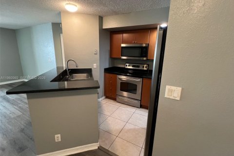 Condo in Margate, Florida, 1 bedroom  № 2024338 - photo 2