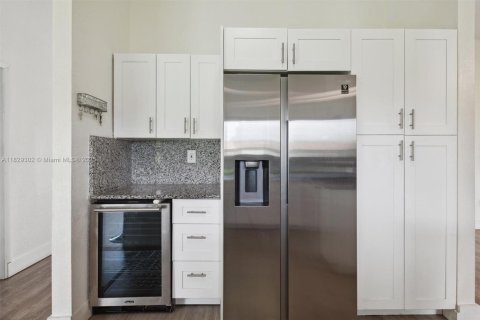 House in Miami, Florida 4 bedrooms, 151.71 sq.m. № 1804321 - photo 13