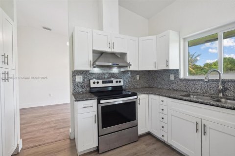 House in Miami, Florida 4 bedrooms, 151.71 sq.m. № 1804321 - photo 12