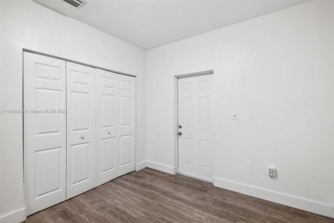 House in Miami, Florida 4 bedrooms, 151.71 sq.m. № 1804321 - photo 23