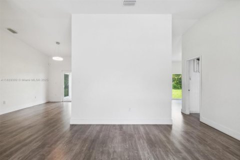 House in Miami, Florida 4 bedrooms, 151.71 sq.m. № 1804321 - photo 6
