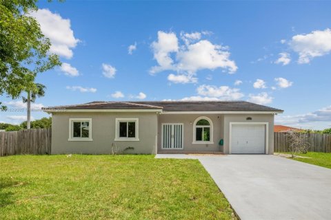 House in Miami, Florida 4 bedrooms, 151.71 sq.m. № 1804321 - photo 1