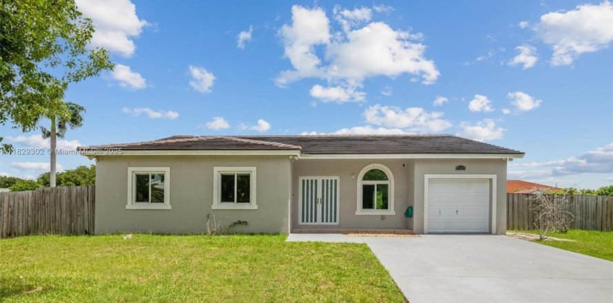 House in Miami, Florida 4 bedrooms, 151.71 sq.m. № 1804321